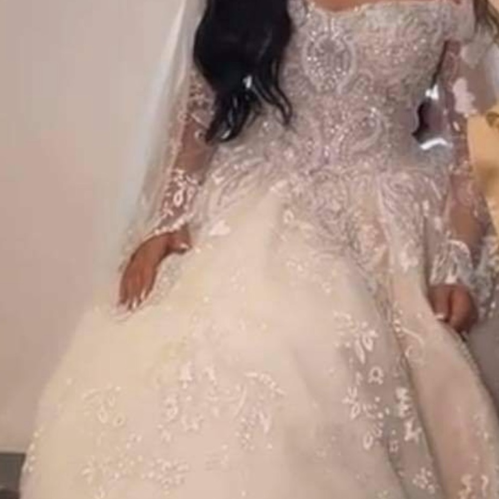 Wedding dress for sale 1200$ CA size 2 to 6